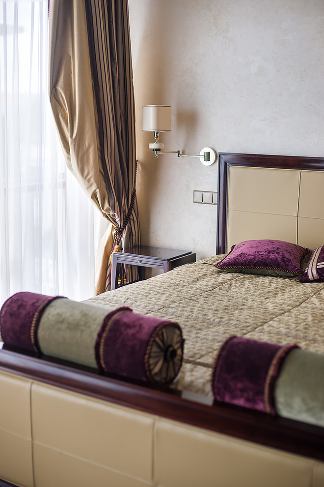 モスクワにある中くらいなトラディショナルスタイルのおしゃれな客用寝室