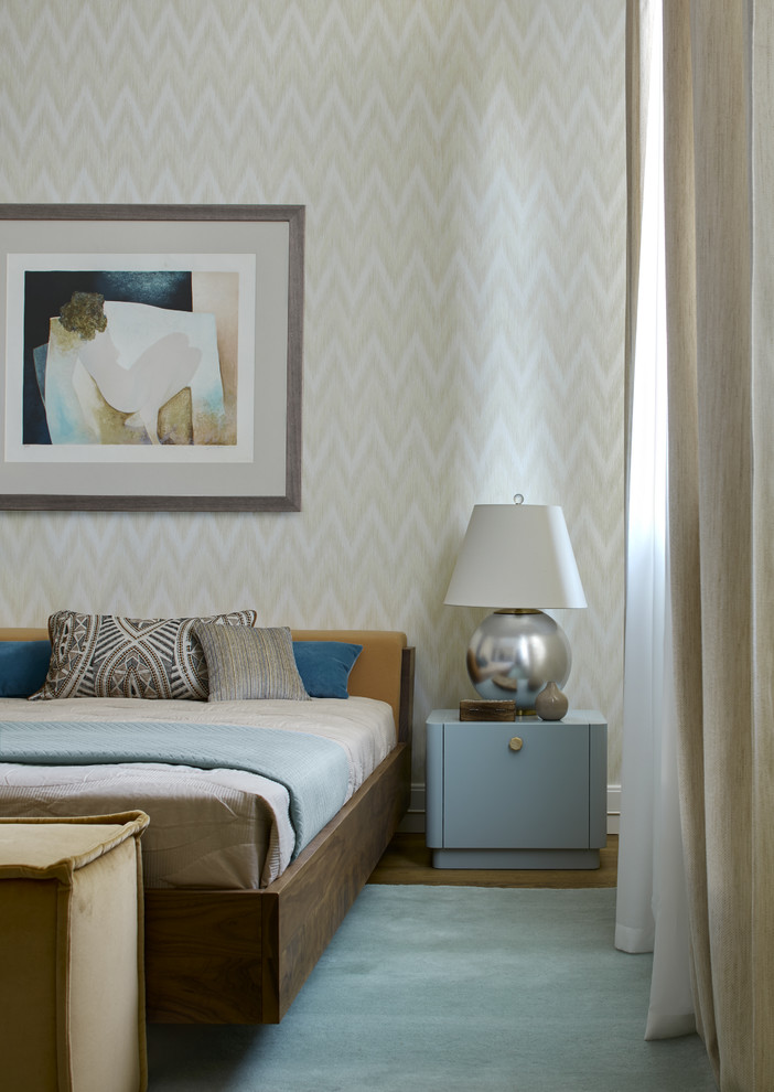 На фото: большая хозяйская спальня в современном стиле с бежевыми стенами, ковровым покрытием и бежевым полом