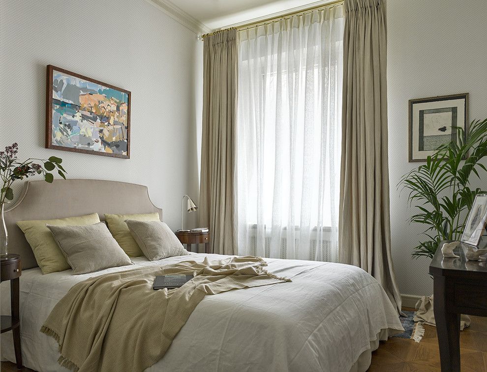 На фото: маленькая гостевая спальня (комната для гостей) в классическом стиле с серыми стенами и паркетным полом среднего тона без камина для на участке и в саду