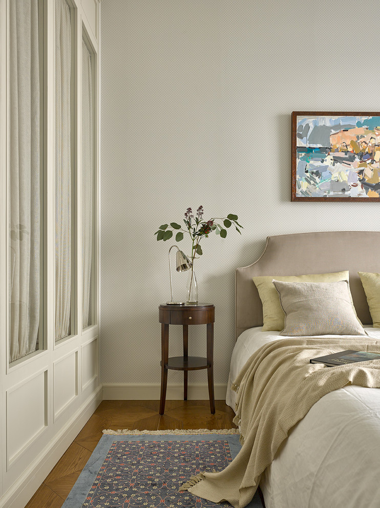 Imagen de dormitorio principal tradicional pequeño sin chimenea con paredes grises y suelo de madera en tonos medios