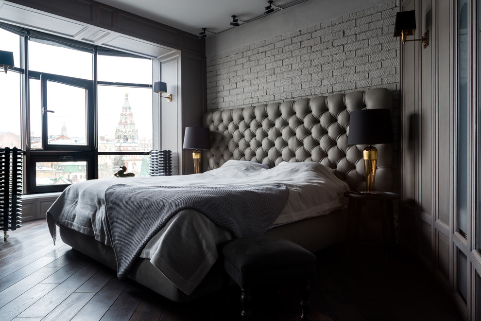Stilmix Hauptschlafzimmer mit grauer Wandfarbe und dunklem Holzboden in Moskau