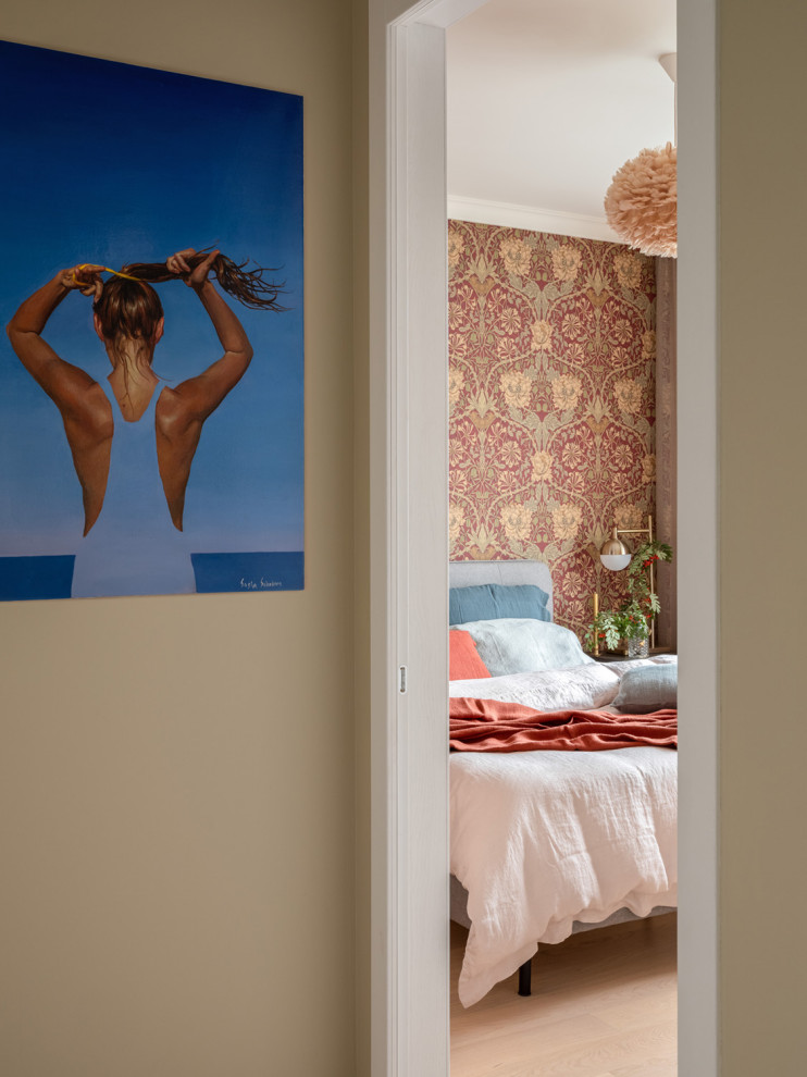 Ejemplo de dormitorio principal clásico renovado pequeño con paredes multicolor, suelo de madera clara y suelo beige