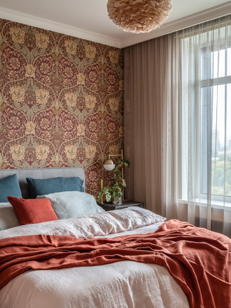 Свежая идея для дизайна: маленькая хозяйская спальня в стиле неоклассика (современная классика) с разноцветными стенами, светлым паркетным полом и бежевым полом для на участке и в саду - отличное фото интерьера