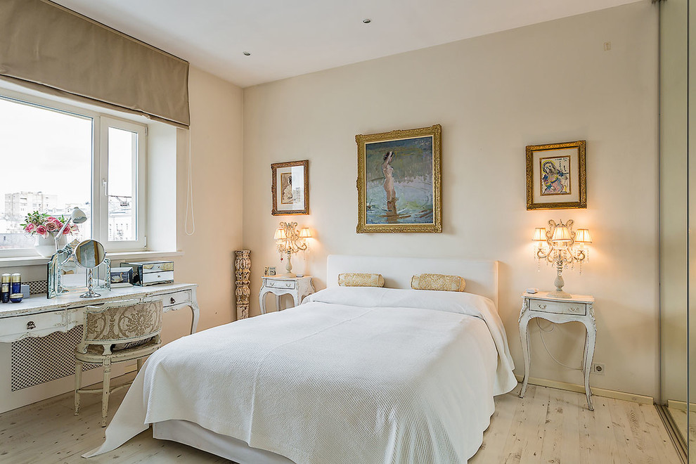 На фото: хозяйская спальня в стиле шебби-шик с белыми стенами и светлым паркетным полом с