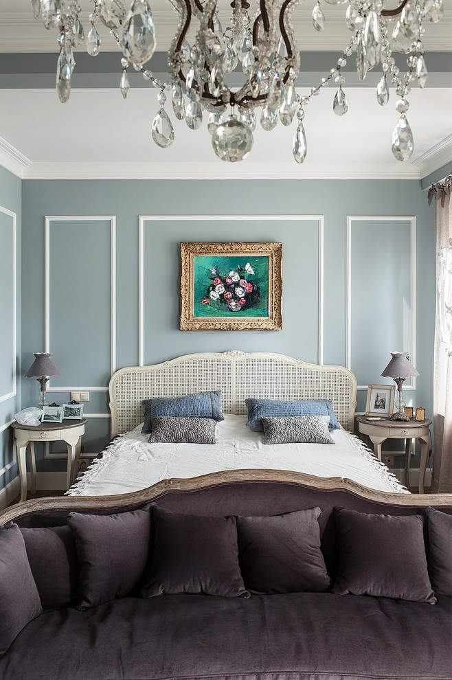 Стильный дизайн: хозяйская спальня в классическом стиле с серыми стенами - последний тренд