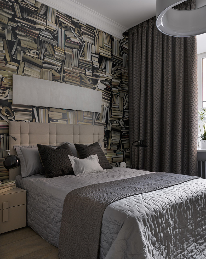Стильный дизайн: спальня в современном стиле с коричневыми стенами, светлым паркетным полом и бежевым полом - последний тренд