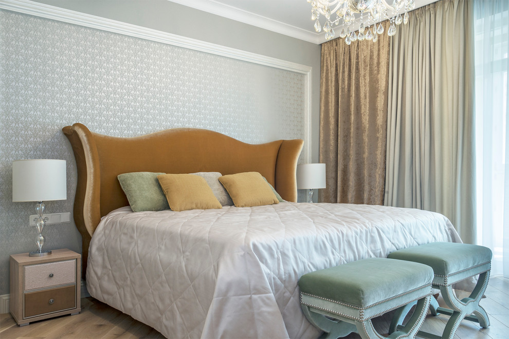 На фото: хозяйская спальня в классическом стиле с серыми стенами и светлым паркетным полом с