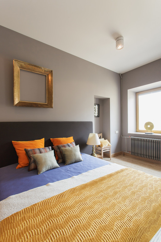 Пример оригинального дизайна: спальня в скандинавском стиле с серыми стенами и светлым паркетным полом