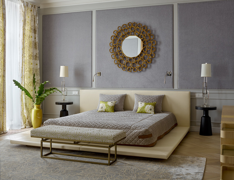 Ispirazione per una camera da letto design con pareti grigie, parquet chiaro e pavimento beige