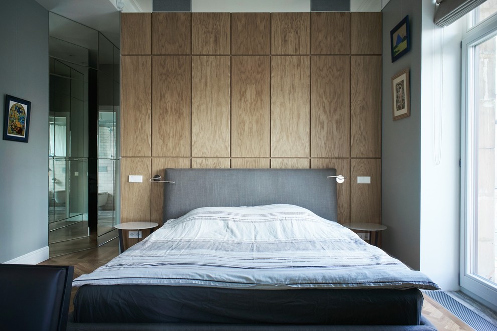 Пример оригинального дизайна: хозяйская спальня в современном стиле с серыми стенами