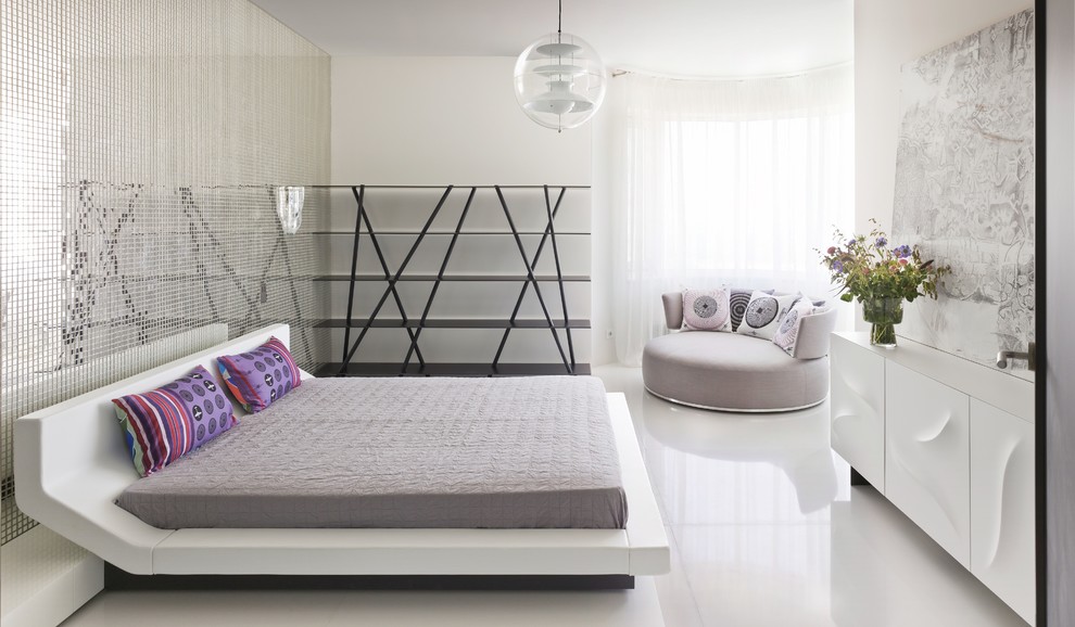 Стильный дизайн: большая хозяйская спальня в современном стиле с белыми стенами без камина - последний тренд