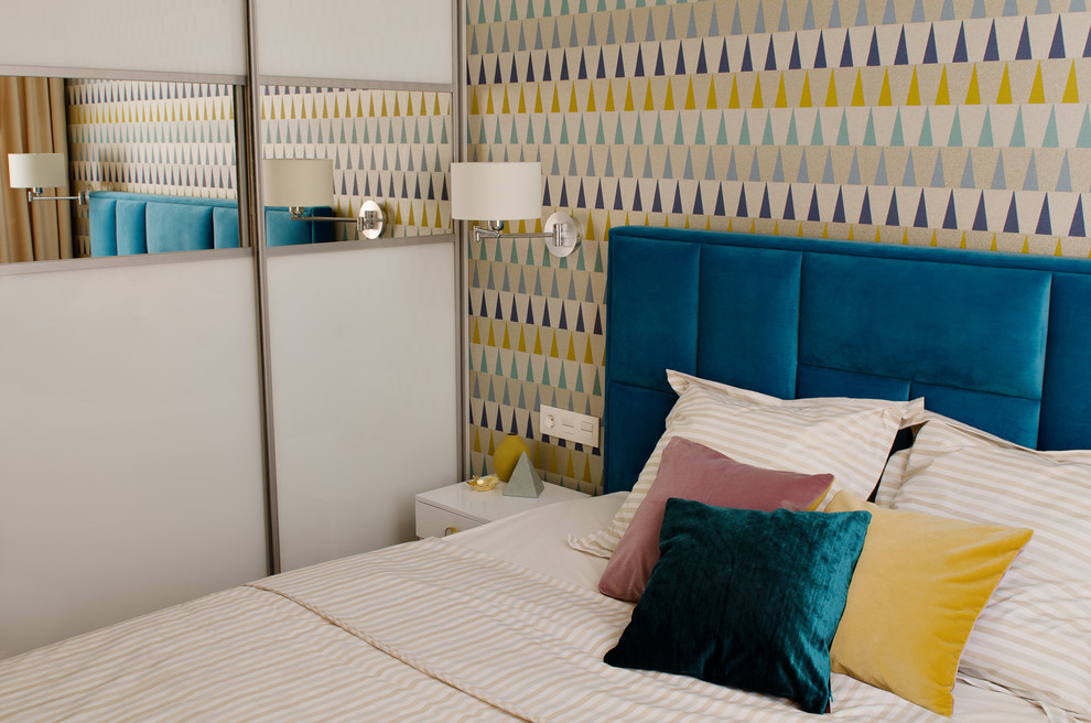 Идея дизайна: маленькая хозяйская спальня в современном стиле с разноцветными стенами для на участке и в саду