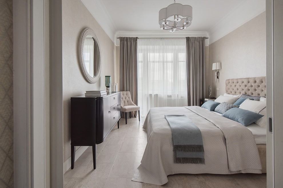 Стильный дизайн: хозяйская спальня среднего размера в стиле неоклассика (современная классика) с бежевыми стенами, пробковым полом и белым полом - последний тренд