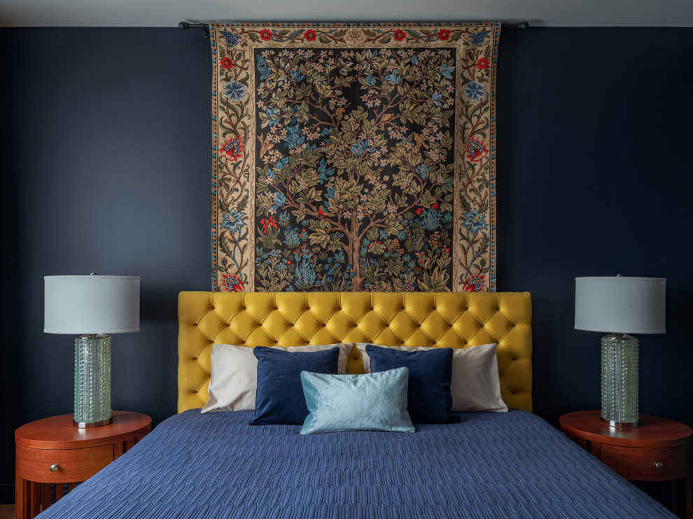 Пример оригинального дизайна: хозяйская спальня в современном стиле с синими стенами