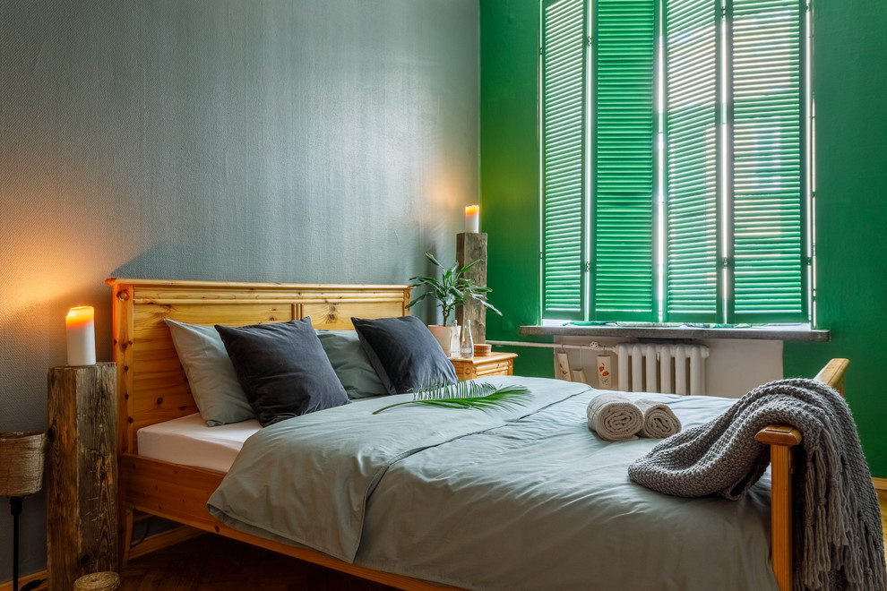 Свежая идея для дизайна: хозяйская спальня в современном стиле с зелеными стенами и кроватью в нише - отличное фото интерьера