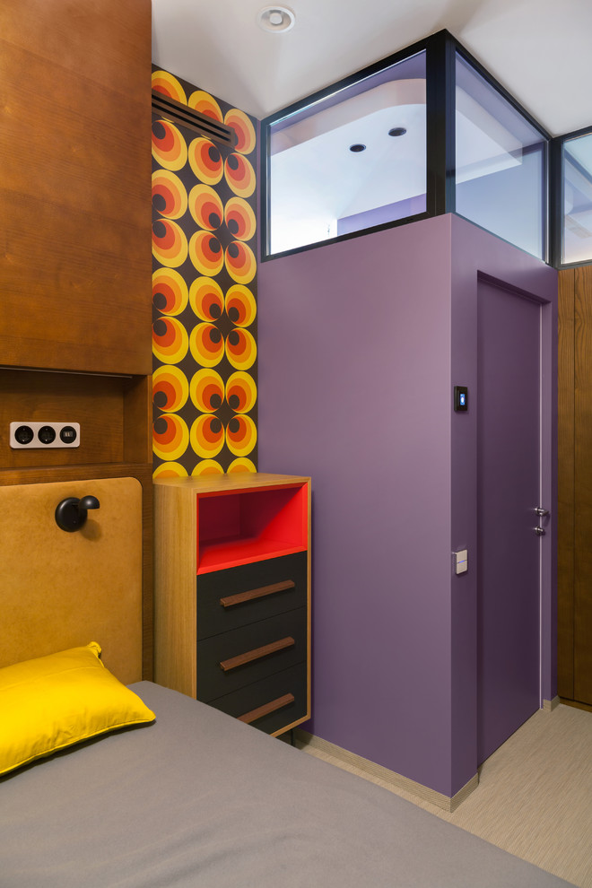 Cette image montre une chambre parentale bohème avec un mur violet.