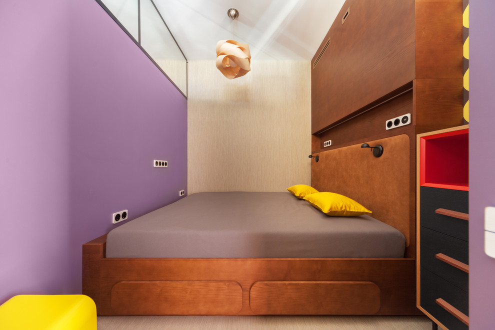 Ejemplo de dormitorio principal actual con paredes púrpuras