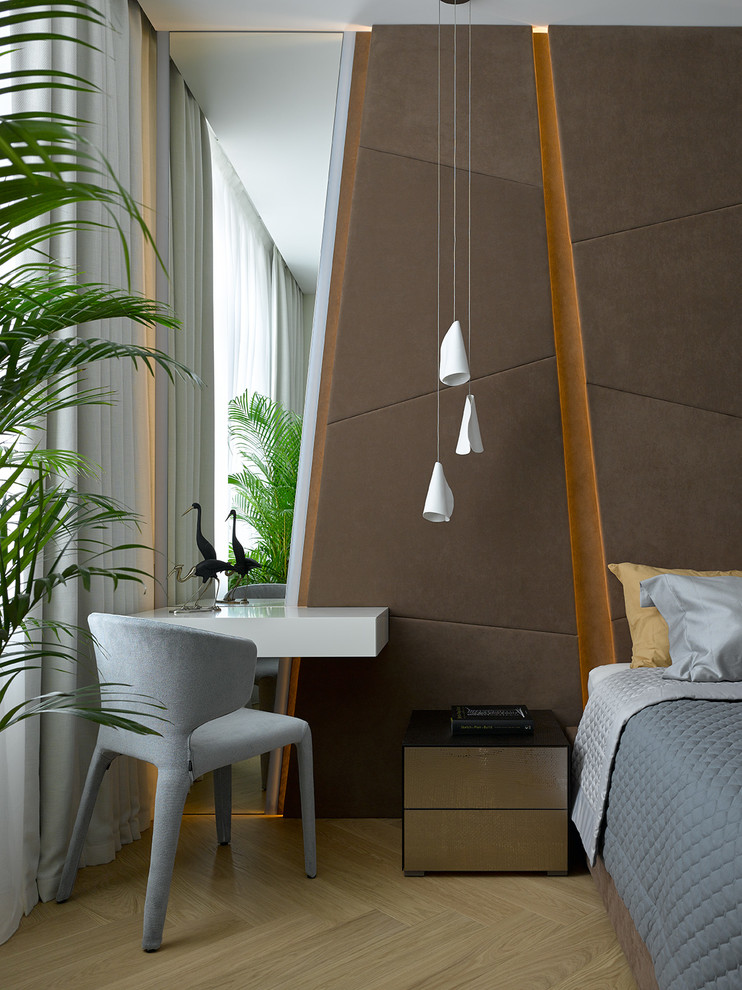 Modernes Hauptschlafzimmer mit brauner Wandfarbe, hellem Holzboden und beigem Boden in Moskau