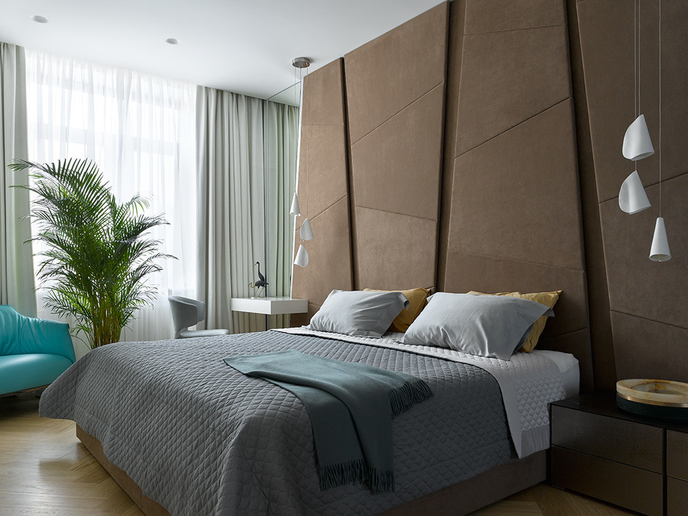 Ejemplo de dormitorio principal actual con paredes marrones, suelo de madera clara y suelo beige
