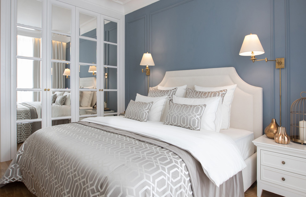 Foto de dormitorio principal clásico de tamaño medio sin chimenea con paredes azules
