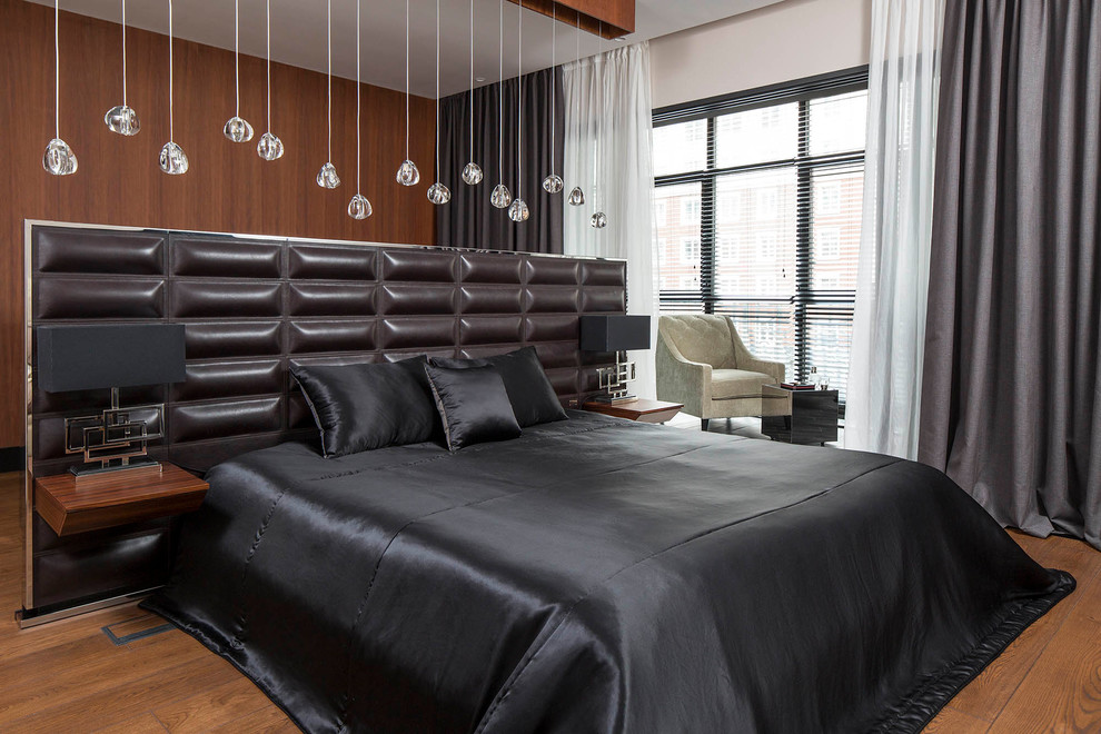 На фото: хозяйская спальня в современном стиле с коричневыми стенами, паркетным полом среднего тона и коричневым полом