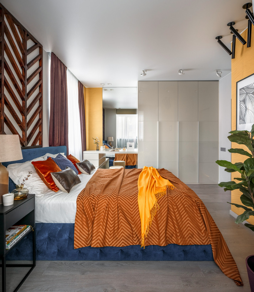 На фото: хозяйская спальня среднего размера в современном стиле с серым полом