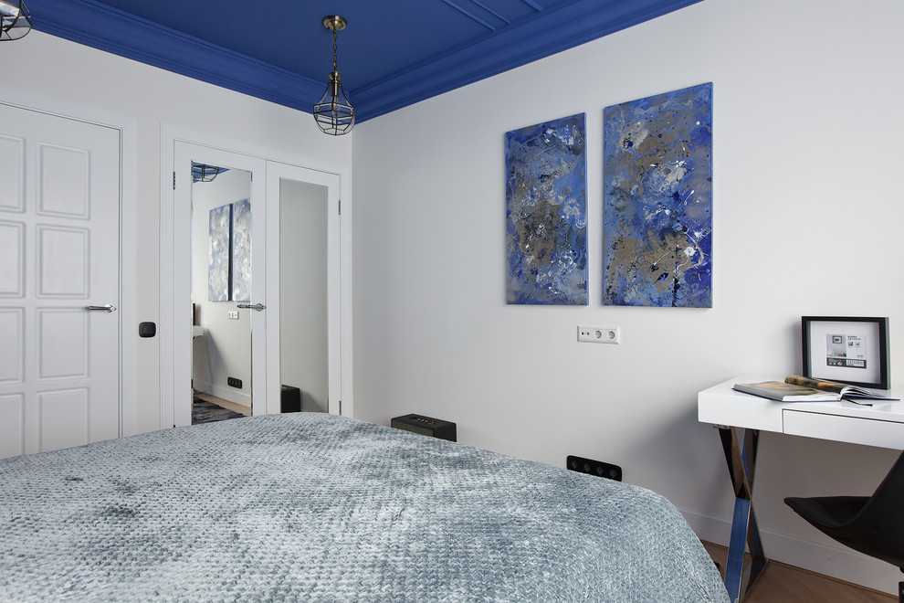 Modelo de dormitorio principal clásico renovado pequeño con suelo beige, paredes blancas y suelo de madera clara