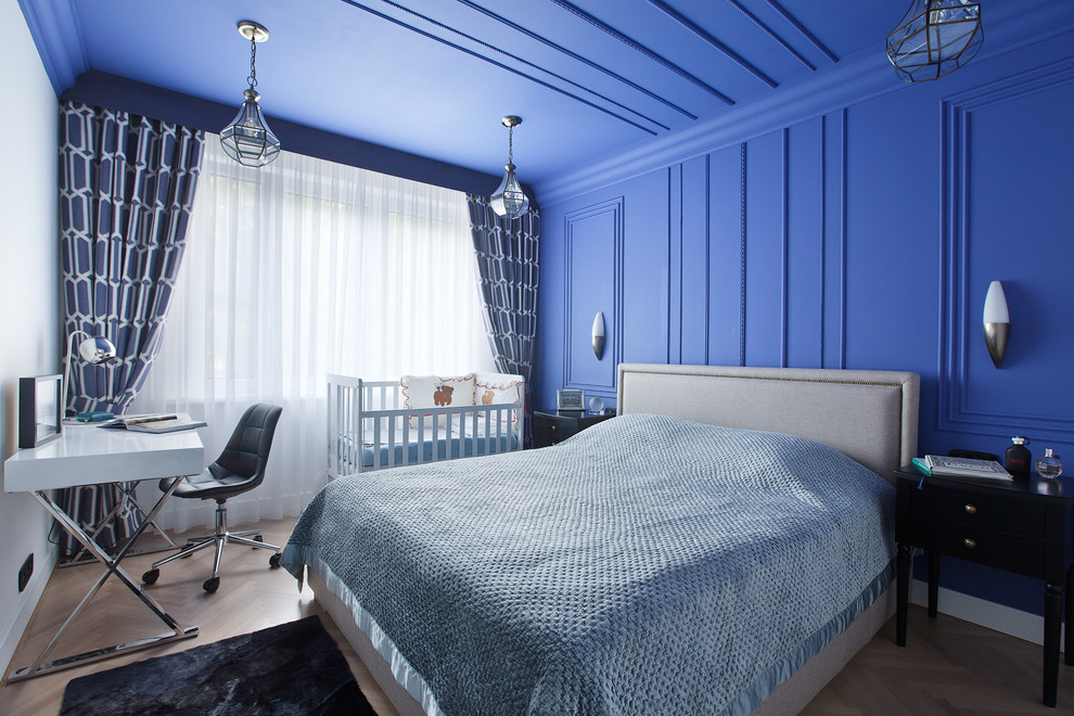 Klassisches Hauptschlafzimmer mit blauer Wandfarbe, hellem Holzboden und beigem Boden in Moskau