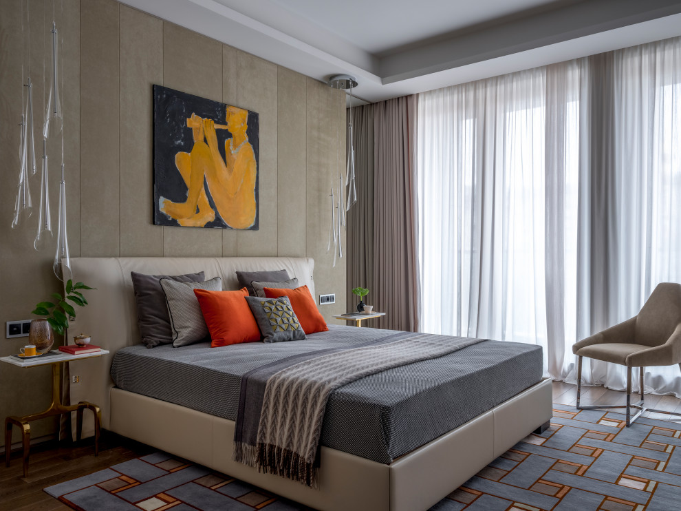 Ispirazione per una camera da letto contemporanea con pareti beige, parquet scuro e pavimento marrone