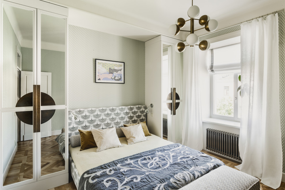 Идея дизайна: спальня в стиле неоклассика (современная классика) с серыми стенами, паркетным полом среднего тона и коричневым полом