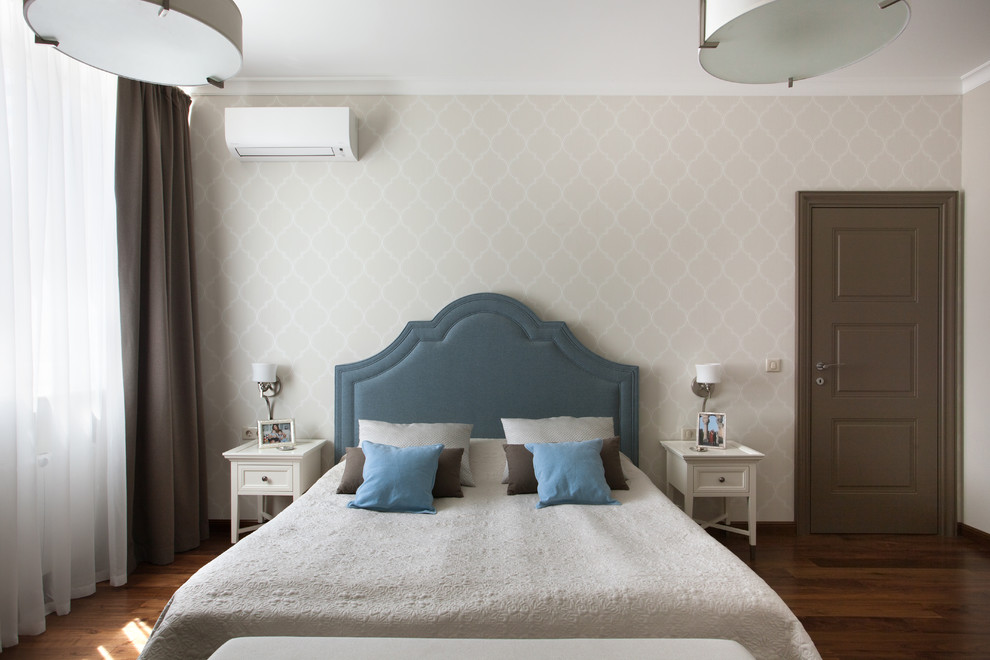 Foto di una camera da letto classica con pareti beige, parquet scuro e pavimento marrone