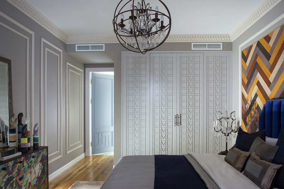 Foto de dormitorio ecléctico de tamaño medio con paredes grises, suelo de madera en tonos medios y suelo marrón