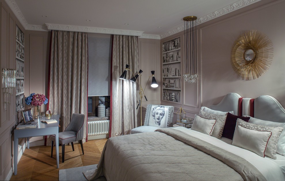 Idee per una camera da letto eclettica di medie dimensioni con pareti beige, pavimento in legno massello medio e pavimento marrone