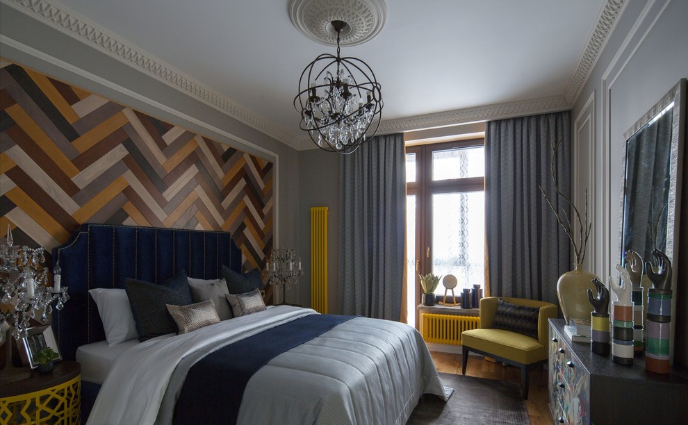 Mittelgroßes Stilmix Schlafzimmer mit grauer Wandfarbe, braunem Holzboden und braunem Boden