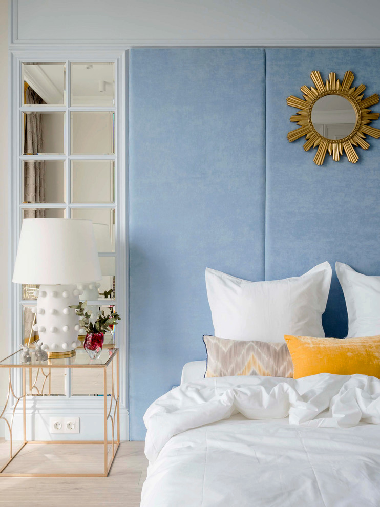 Kleines Modernes Hauptschlafzimmer ohne Kamin mit Laminat, blauer Wandfarbe und beigem Boden in Sonstige