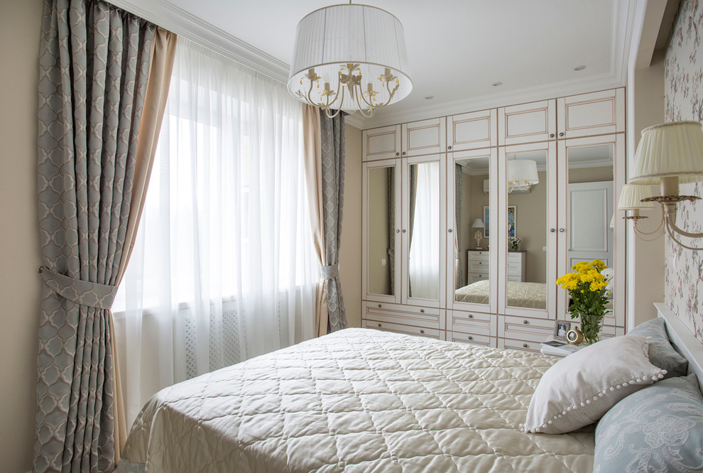 Идея дизайна: хозяйская спальня среднего размера в классическом стиле с бежевыми стенами