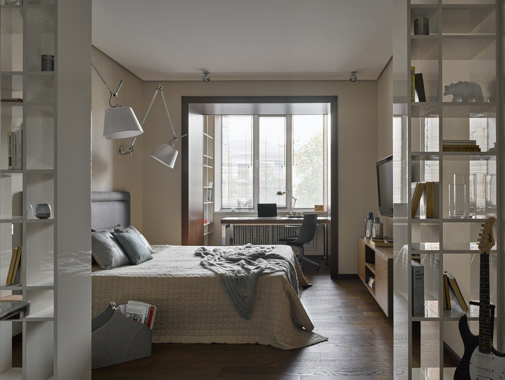 Источник вдохновения для домашнего уюта: спальня в современном стиле с бежевыми стенами и паркетным полом среднего тона