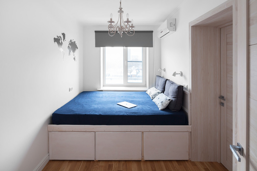 Modelo de dormitorio principal actual con paredes blancas, suelo de madera en tonos medios y suelo marrón
