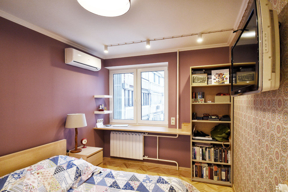 Источник вдохновения для домашнего уюта: маленькая хозяйская спальня в современном стиле с фиолетовыми стенами и паркетным полом среднего тона для на участке и в саду
