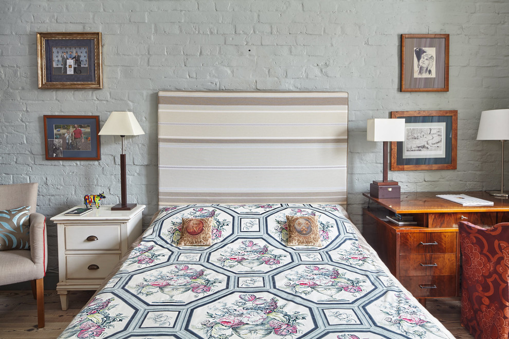 Стильный дизайн: хозяйская спальня среднего размера в стиле фьюжн с белыми стенами и полом из линолеума без камина - последний тренд