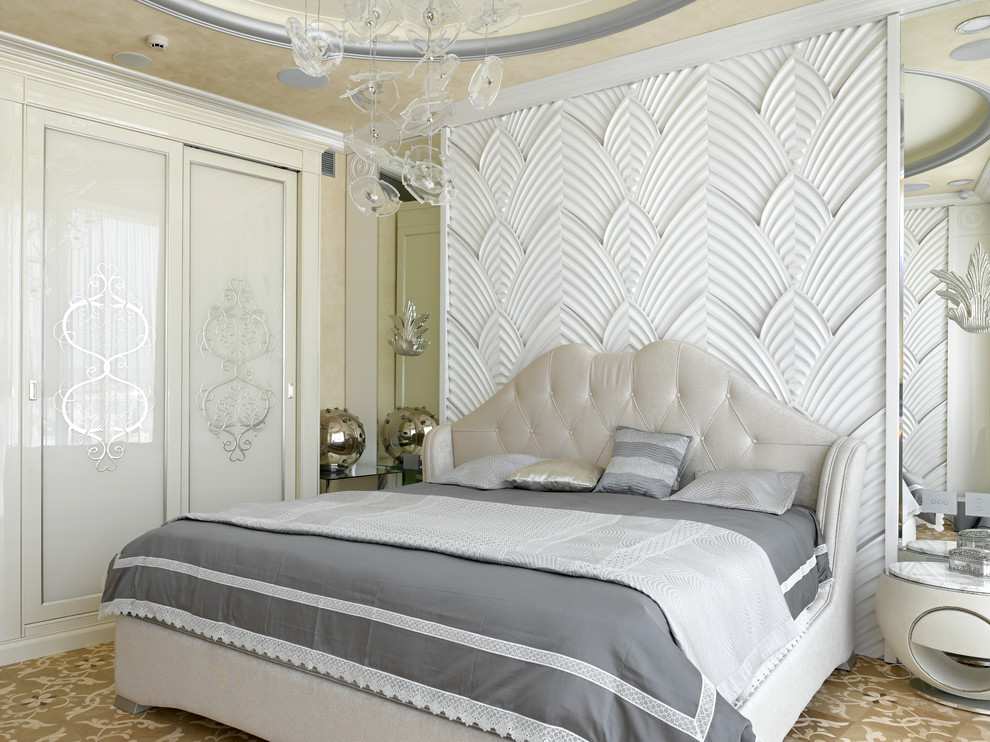 Ispirazione per una camera matrimoniale tradizionale con pareti bianche, pavimento beige e moquette