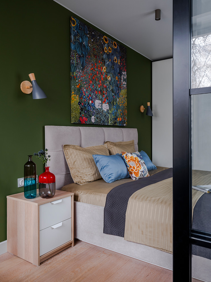 Стильный дизайн: хозяйская спальня в современном стиле с зелеными стенами, светлым паркетным полом и бежевым полом - последний тренд