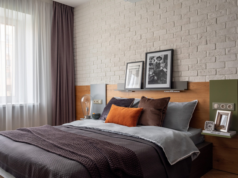 Пример оригинального дизайна: хозяйская спальня в современном стиле с белыми стенами