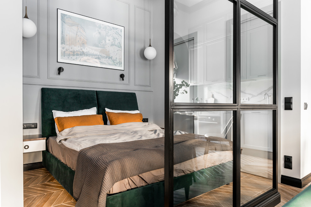 サンクトペテルブルクにある小さなトランジショナルスタイルのおしゃれな主寝室 (グレーの壁、セラミックタイルの床、茶色い床、グレーとブラウン) のレイアウト