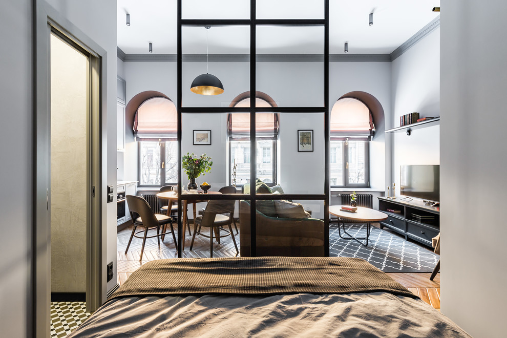 Immagine di una piccola camera degli ospiti chic con pareti grigie, pavimento con piastrelle in ceramica e pavimento marrone