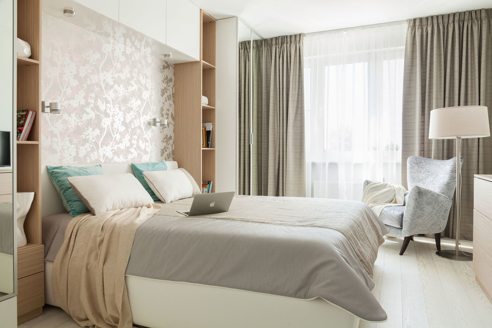 Modelo de dormitorio contemporáneo con suelo de madera clara