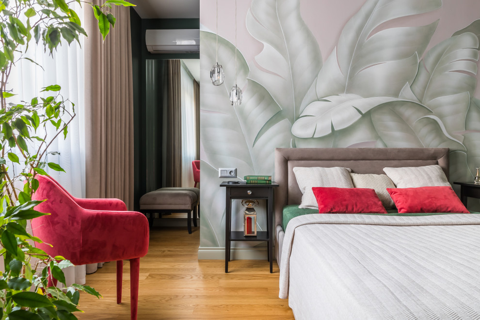 Стильный дизайн: хозяйская спальня среднего размера в стиле неоклассика (современная классика) с серыми стенами, коричневым полом и обоями на стенах - последний тренд