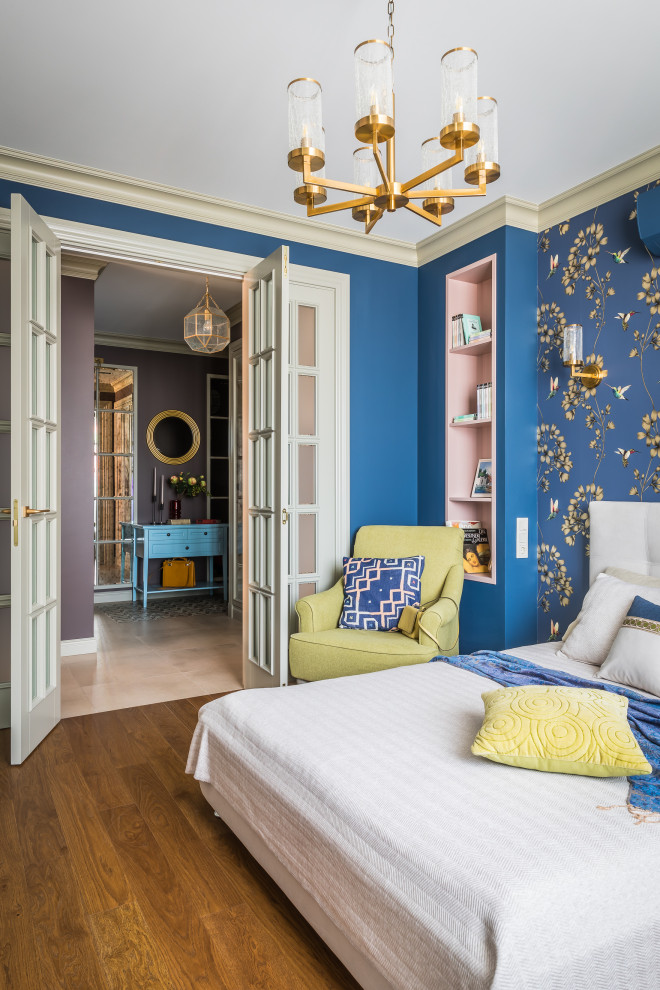 Идея дизайна: хозяйская спальня среднего размера в стиле неоклассика (современная классика) с синими стенами, коричневым полом и обоями на стенах