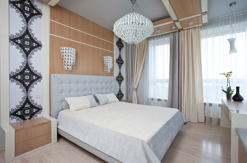 Свежая идея для дизайна: хозяйская спальня в современном стиле с разноцветными стенами и светлым паркетным полом - отличное фото интерьера