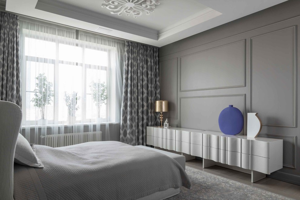 Свежая идея для дизайна: хозяйская спальня среднего размера в современном стиле с серыми стенами, светлым паркетным полом и бежевым полом - отличное фото интерьера